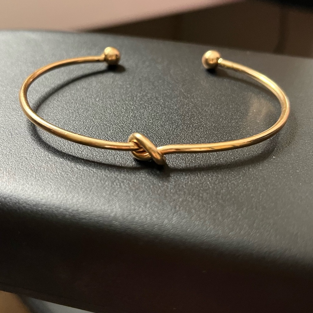 Elegant Gold Knot Bracelet